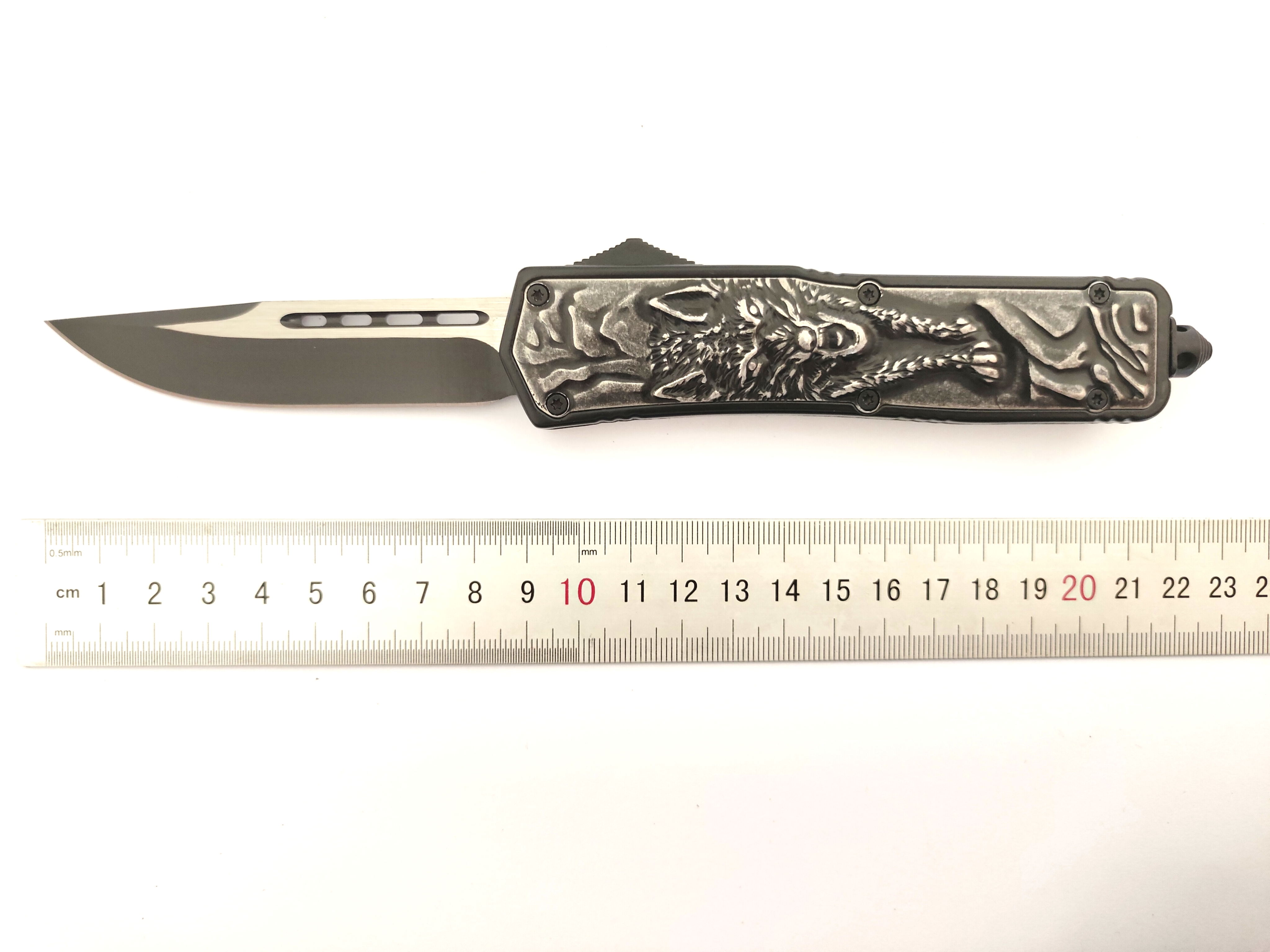Otf New 3D Pattern Engraved Zinc Alloy Handle Tactical Wolf Combat Automatic Knife