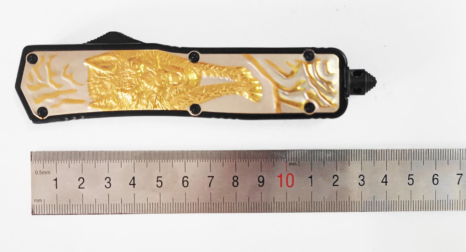 Otf New 3D Pattern Engraved Zinc Alloy Handle Tactical Wolf Combat Automatic Knife